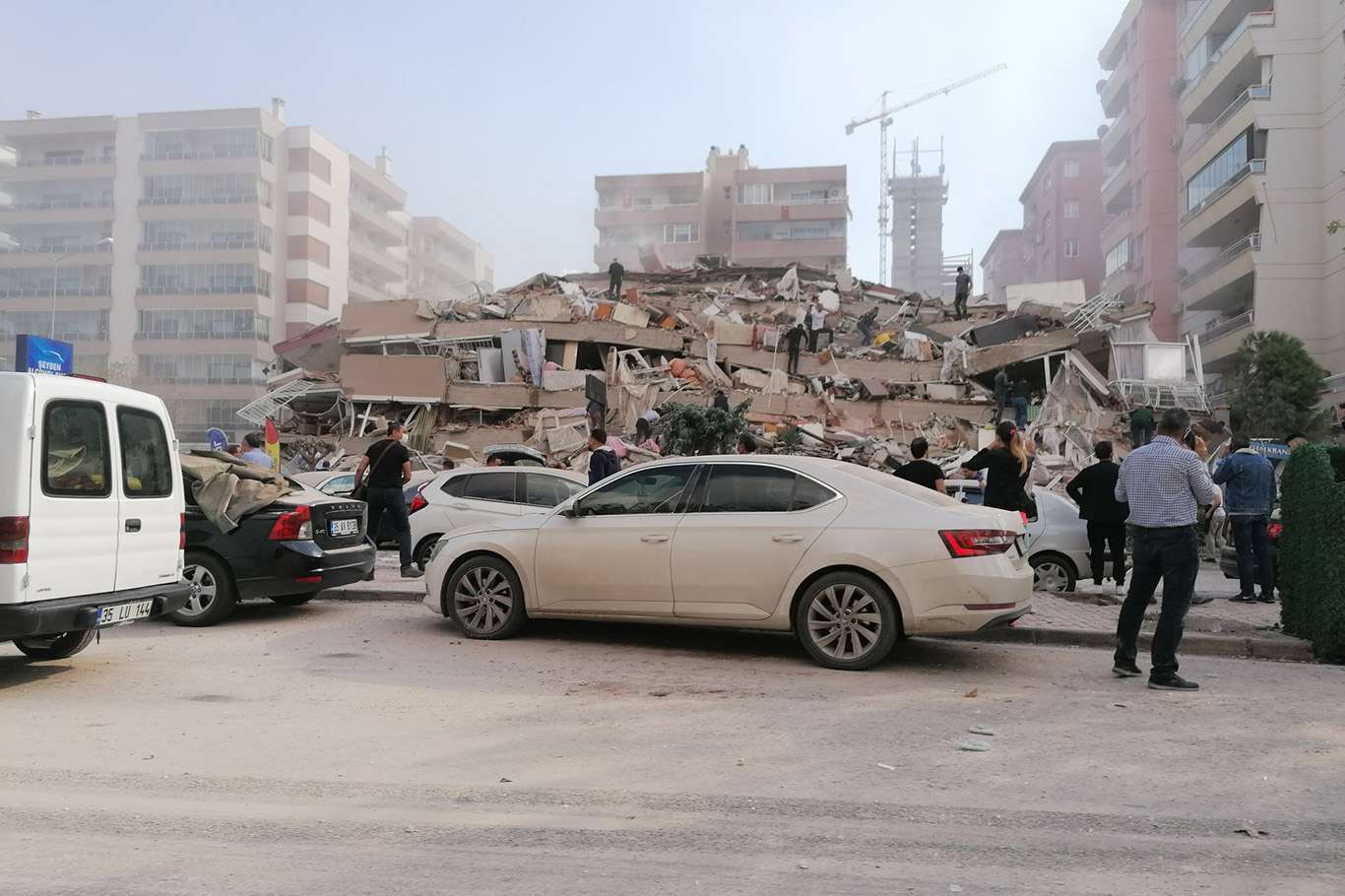 انهيار المباني بعد زلزال يضر ولاية تركيا